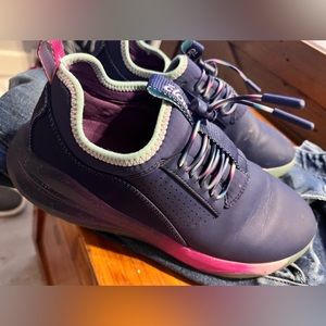 Cloves nursing shoes